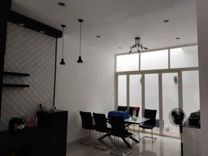 dijual rumah wisata semanggi