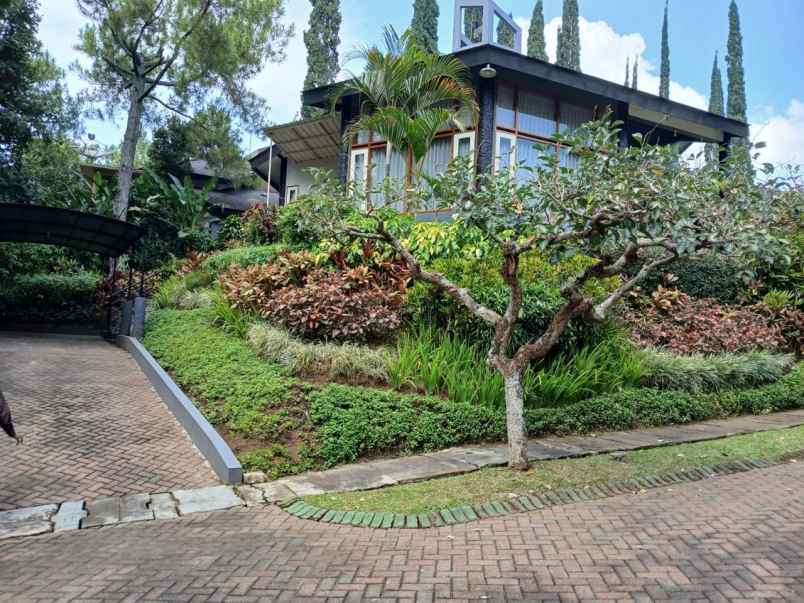 dijual villa klub bunga batu