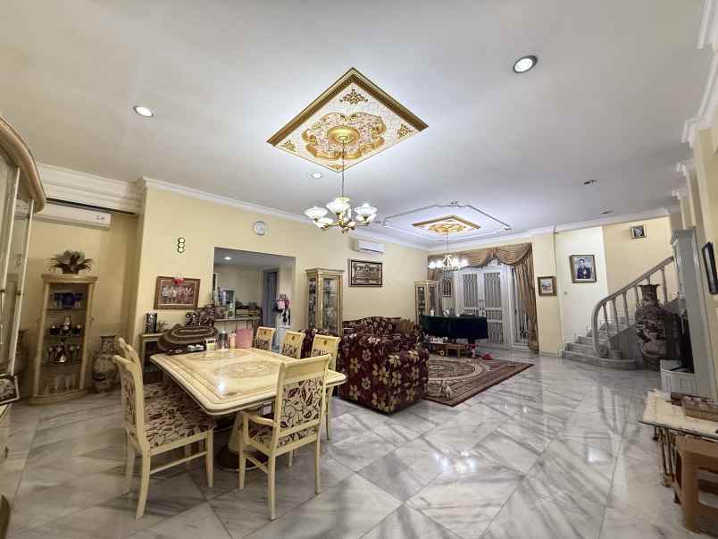 dijul rumah hook dekat mall di pondok indah