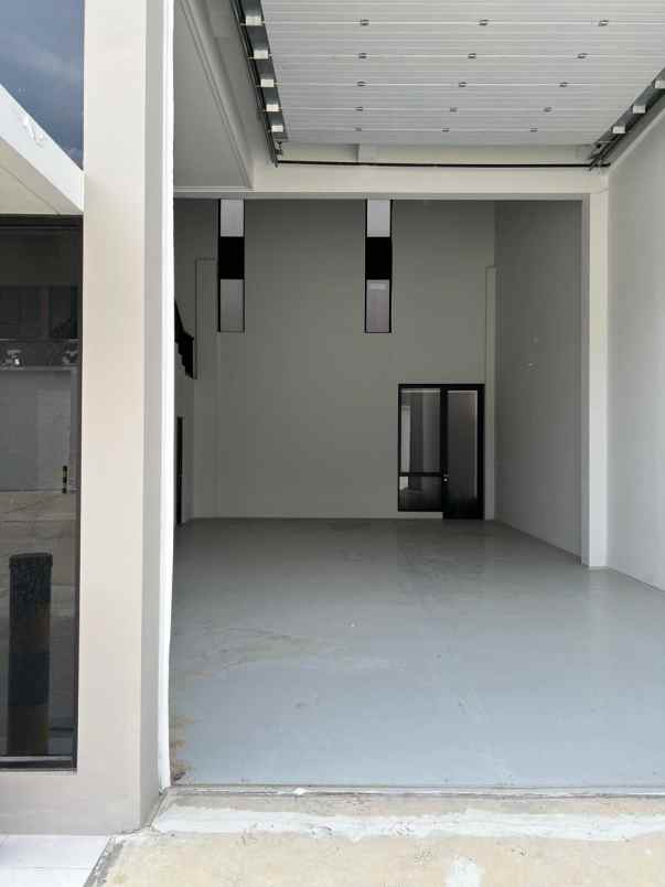 disewakan gudang multiguna 2 lantai di bizpark pik2