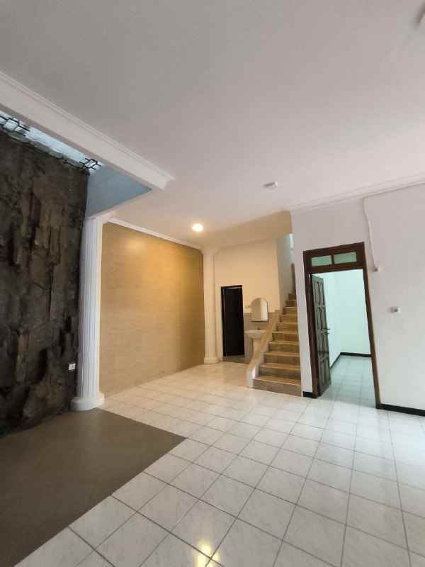 disewakan rumah simpang darmo permai selatan