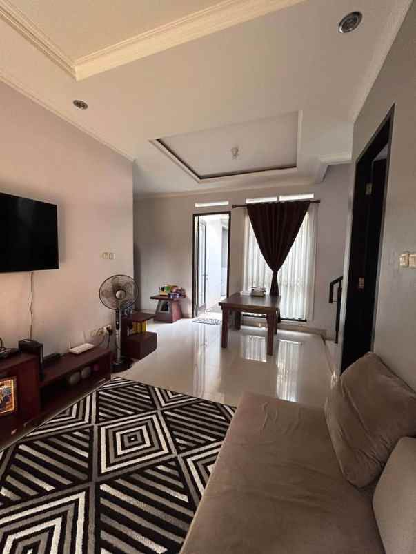 jual rumah bagus lingkungan asri di pisangan ciputat