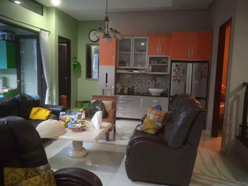 jual rumah mewah dengan swimming pool