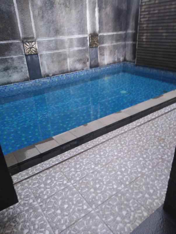 jual rumah mewah dengan swimming pool