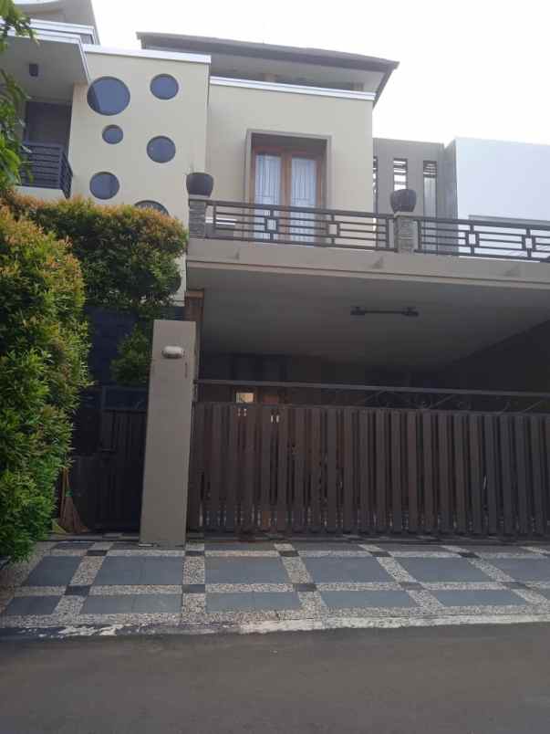 jual rumah mewah dengan swimming pool