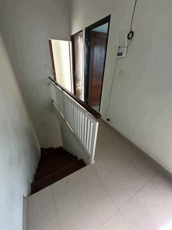 over kredit 65jt rumah 2 lantai di jatiasih bekasi