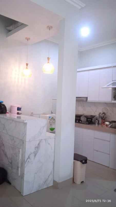 over kredit 65jt rumah 2 lantai di jatiasih bekasi