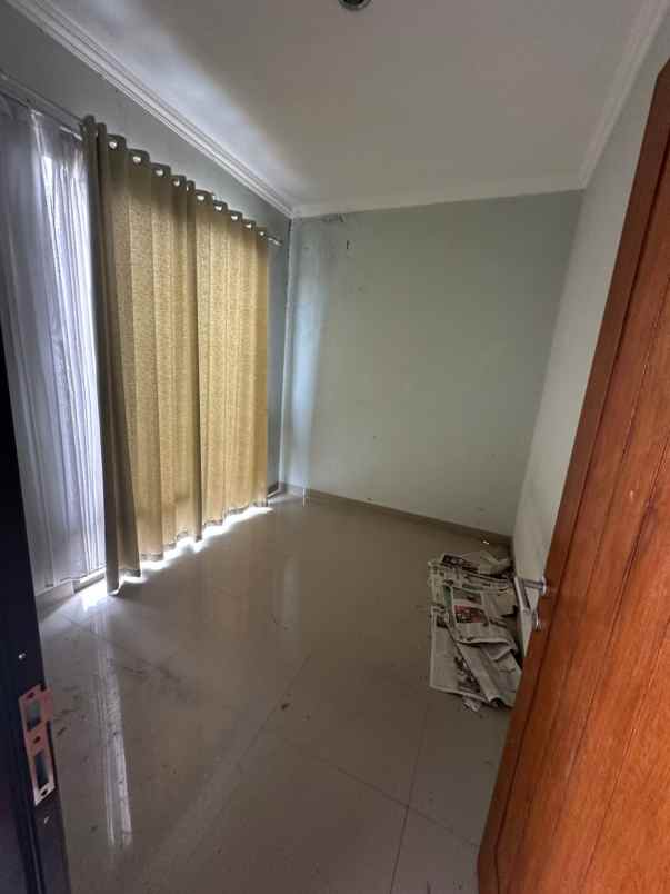 over kredit 65jt rumah 2 lantai di jatiasih bekasi