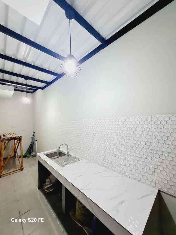 rumah 2 lantai dalam cluster di serua ciputat tangsel