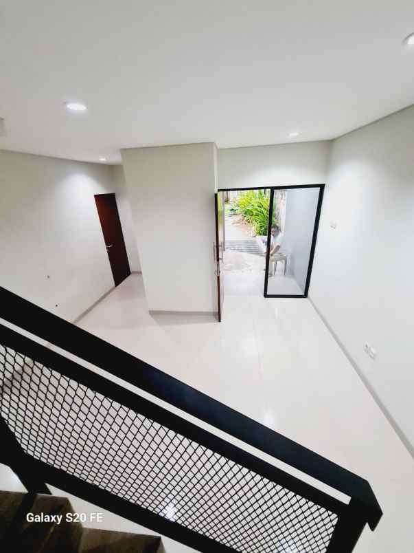 rumah 2 lantai dalam cluster di serua ciputat tangsel