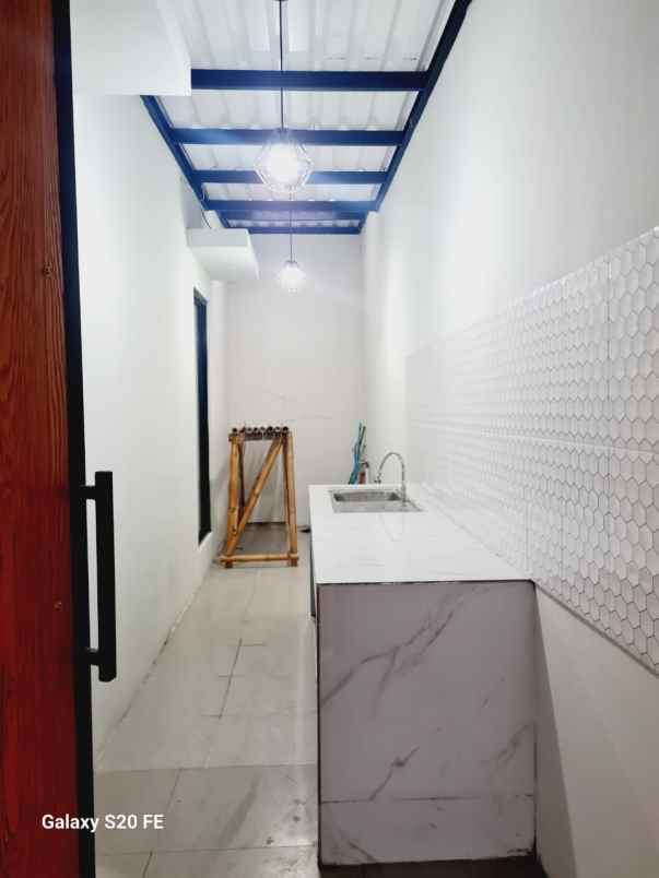 rumah 2 lantai dalam cluster di serua ciputat tangsel