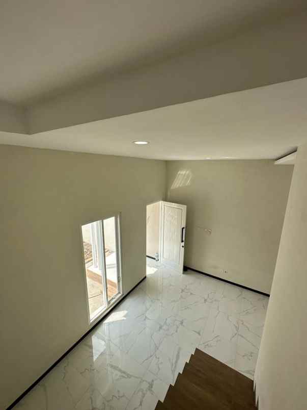 rumah 2 lantai masih baru siap huni lokasi strategis