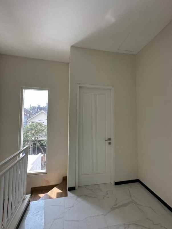 rumah 2 lantai masih baru siap huni lokasi strategis