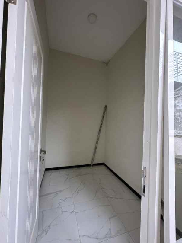 rumah 2 lantai masih baru siap huni lokasi strategis