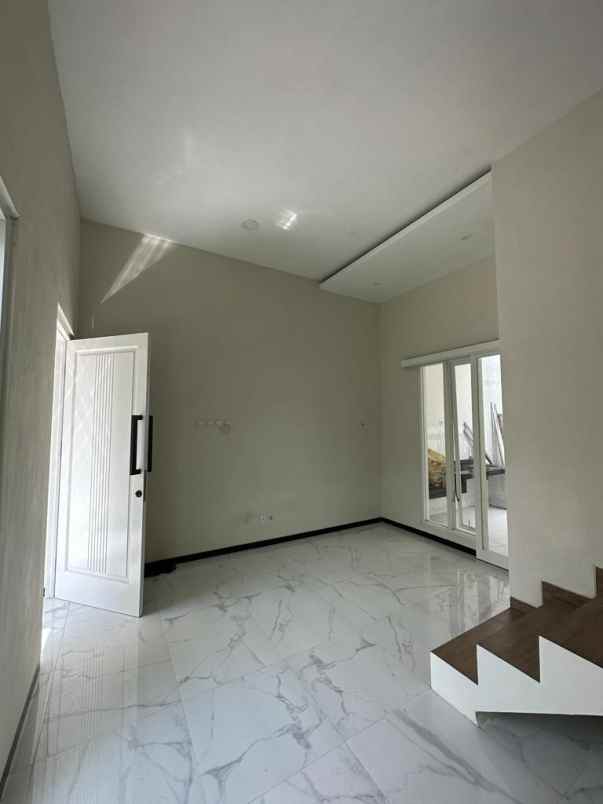 rumah 2 lantai masih baru siap huni lokasi strategis