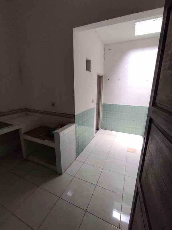 rumah 2 lantai surabaya timur under 1 m