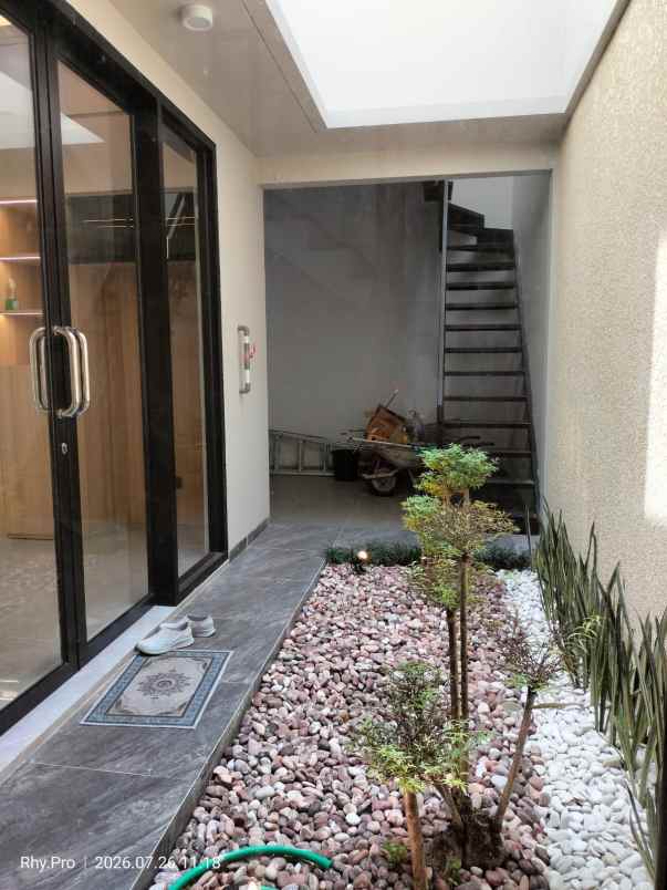 rumah baru mewah modern dekat kampus ugm