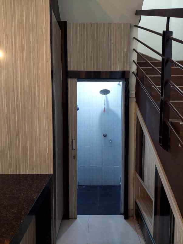 rumah cantik 2 lantai di jalan hangtuah pekanbaru