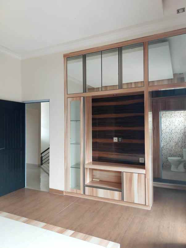 rumah cantik 2 lantai di jalan hangtuah pekanbaru