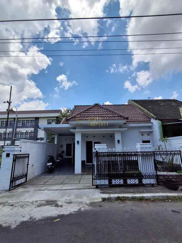 rumah cantik lokasi super strategis di tajem