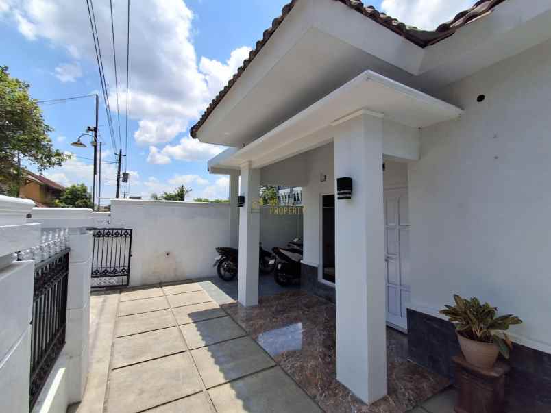 rumah cantik lokasi super strategis di tajem