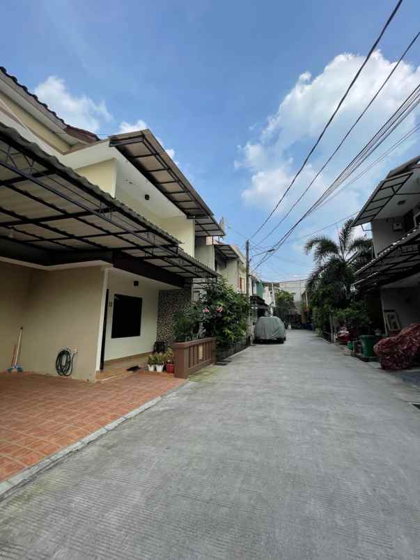 rumah dalam townhouse di pasar rebo jaktim