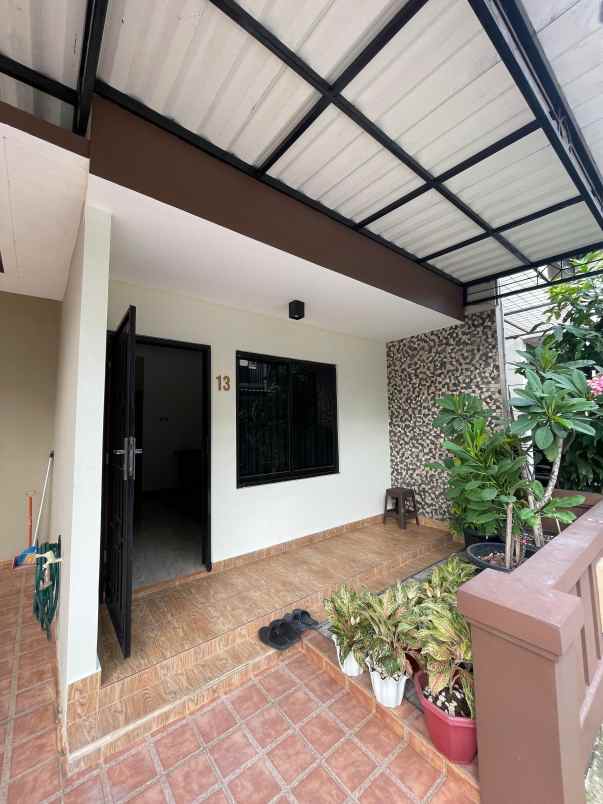 rumah dalam townhouse posisi hook di pasar rebo jaktim