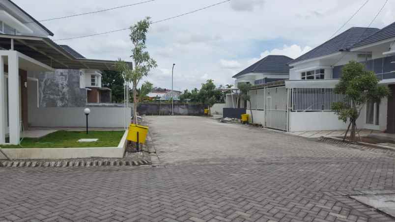 rumah jl raya hulaan menganti gresik