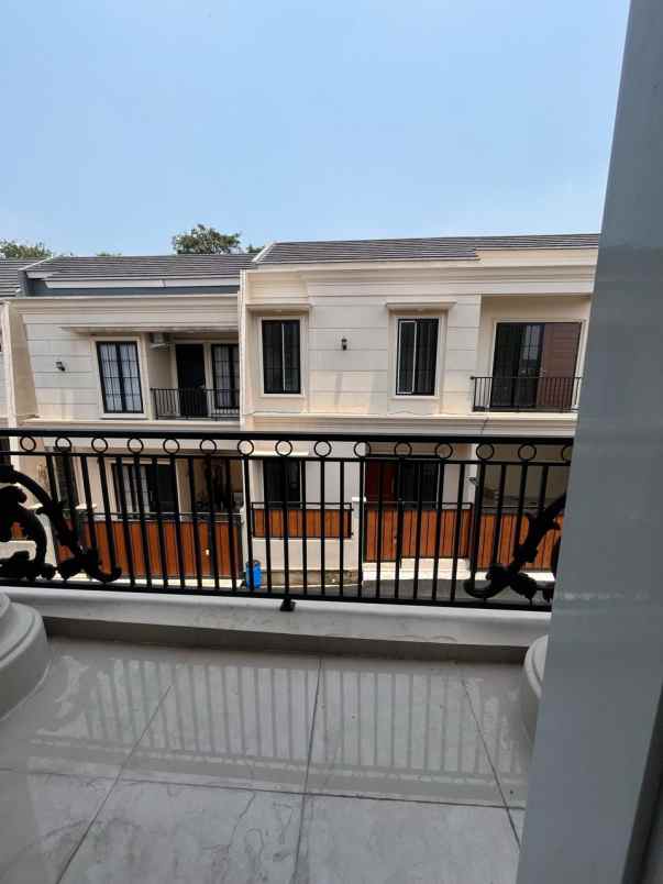 rumah klasik 2 lantai siap huni di jatimulya depok