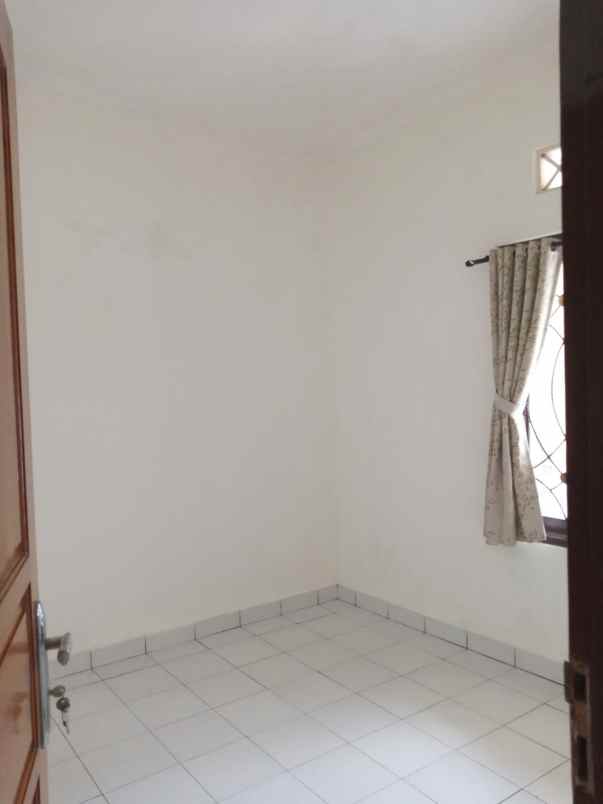 rumah lt luas komplek sariwangi lingkungan nyaman