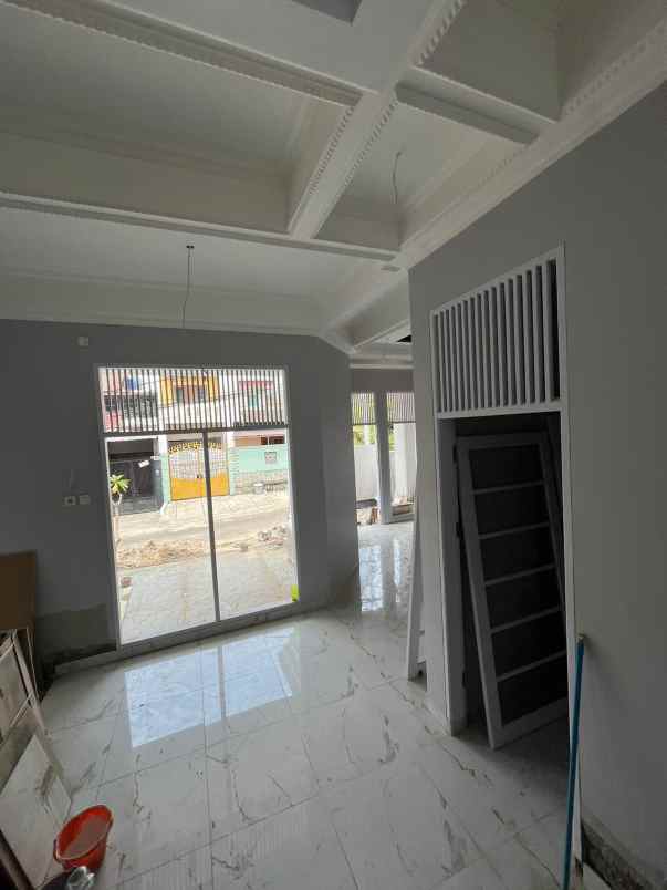 rumah moder klasik minimalulis dalam komplek cinere