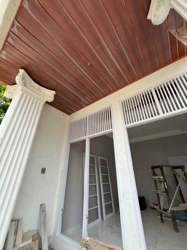 rumah moder klasik minimalulis dalam komplek cinere