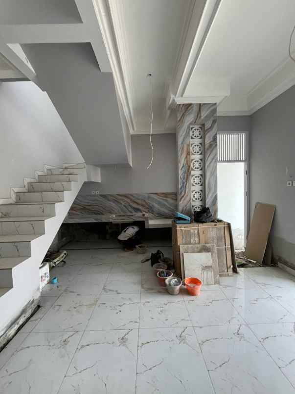 rumah moder klasik minimalulis dalam komplek cinere