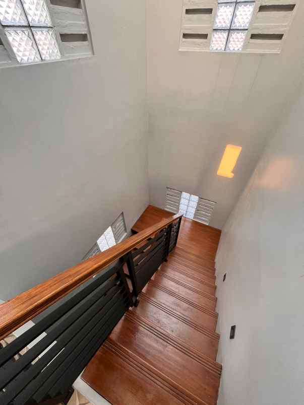 rumah second modern 2 5 lantai di tanah baru depok