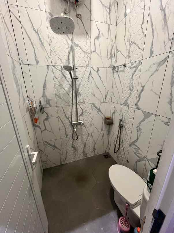 rumah second modern 2 5 lantai di tanah baru depok