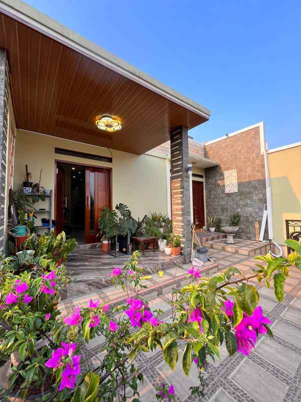 rumah second modern 2 5 lantai di tanah baru depok