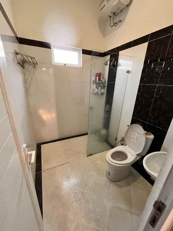 rumah second modern 2 5 lantai di tanah baru depok