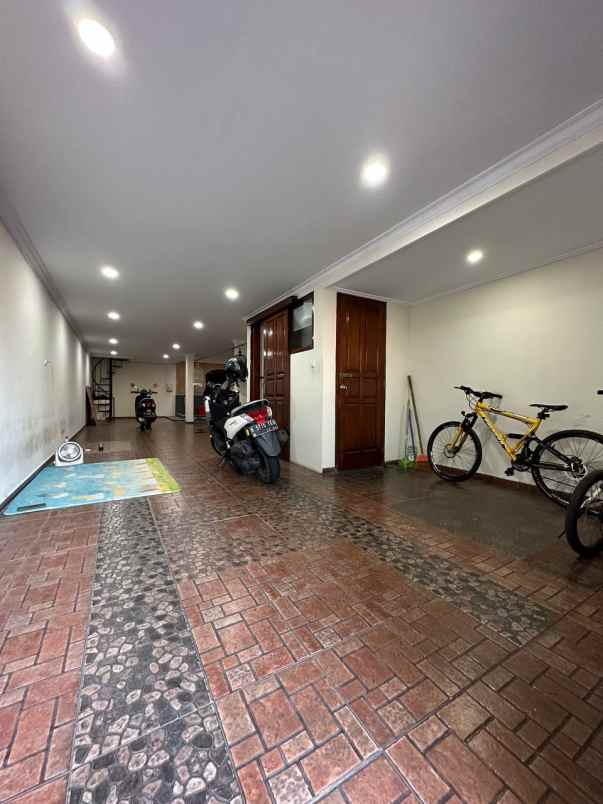 rumah secondary 3 lantai kokoh dan terawat siap huni