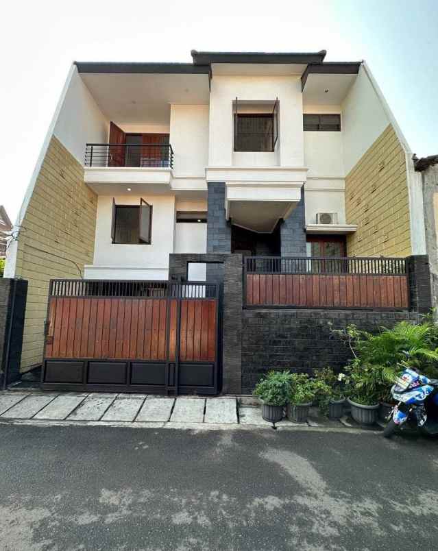 rumah secondary 3 lantai kokoh dan terawat siap huni