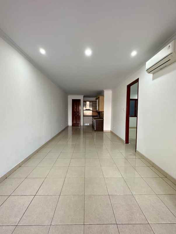 rumah secondary 3 lantai kokoh dan terawat siap huni