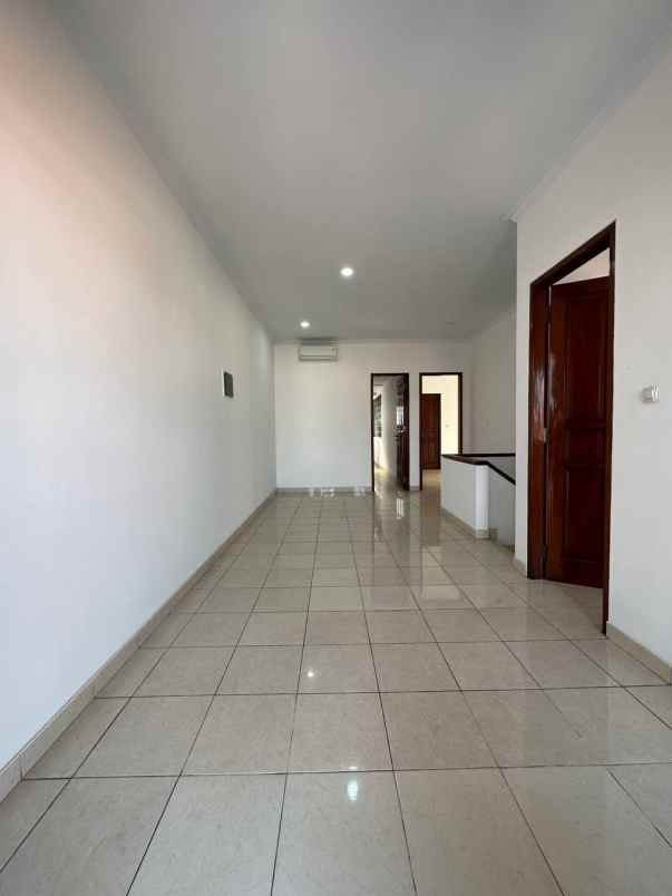 rumah secondary 3 lantai kokoh dan terawat siap huni