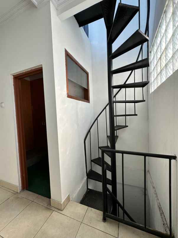 rumah secondary 3 lantai kokoh dan terawat siap huni