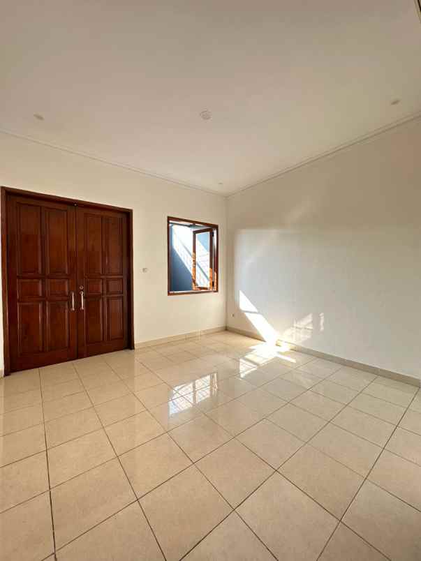 rumah secondary 3 lantai kokoh dan terawat siap huni