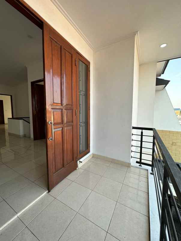 rumah secondary 3 lantai kokoh dan terawat siap huni