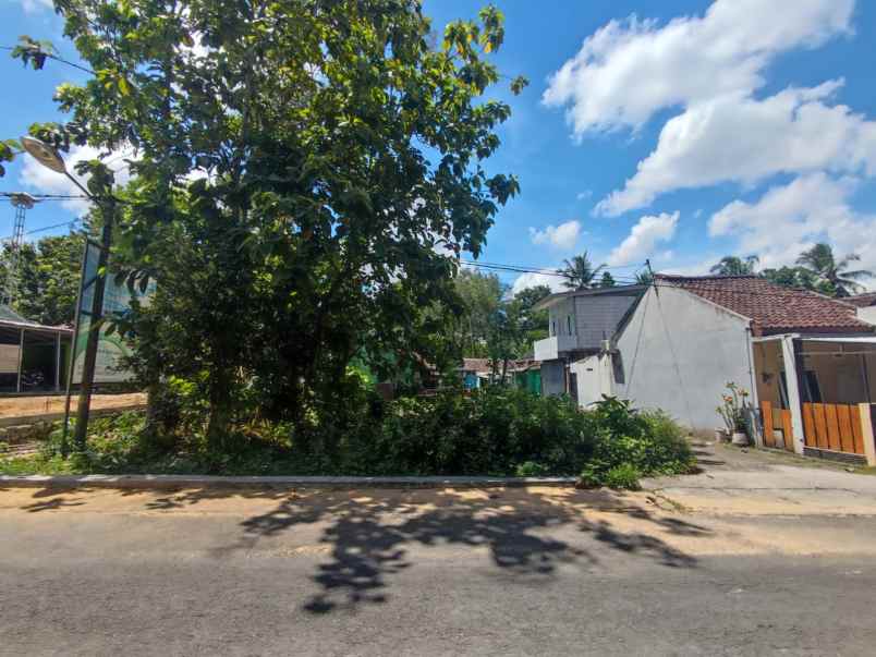 tanah hook tepi aspal di kasihan dekat kampus umy