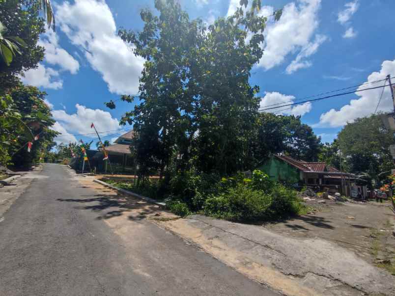 tanah hook tepi aspal di kasihan dekat kampus umy