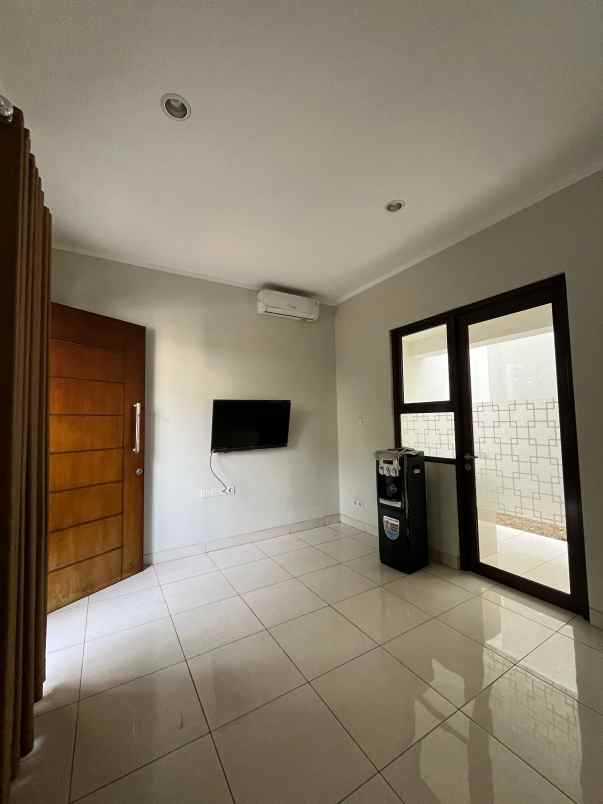 dijual cepat rumah bagus di burgundy summarecon bekasi