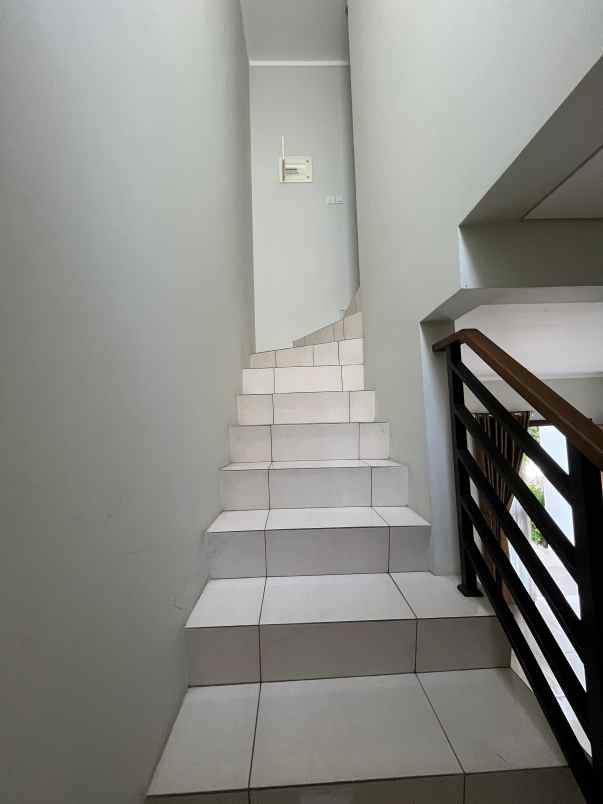 dijual cepat rumah bagus di burgundy summarecon bekasi