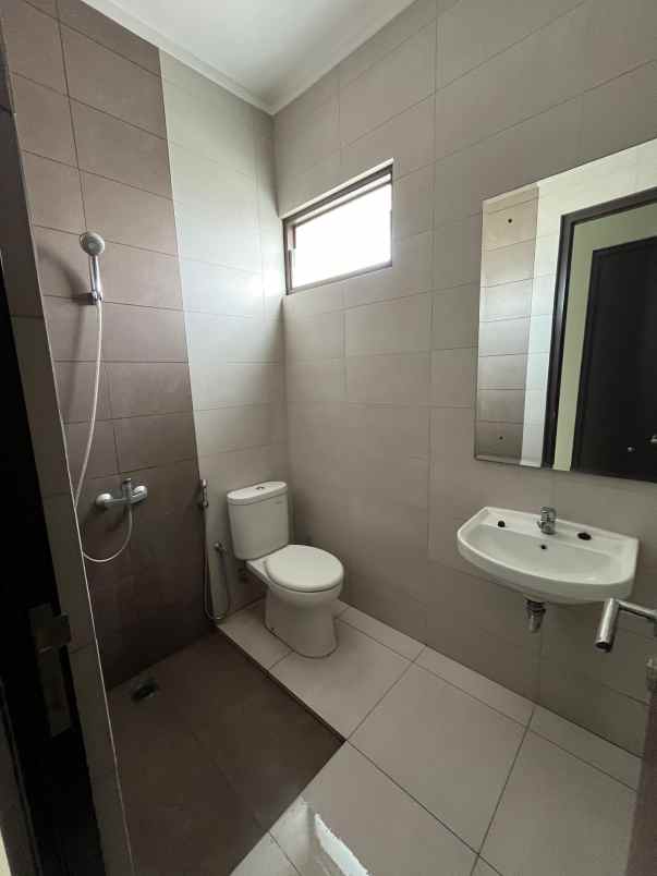 dijual cepat rumah bagus di burgundy summarecon bekasi