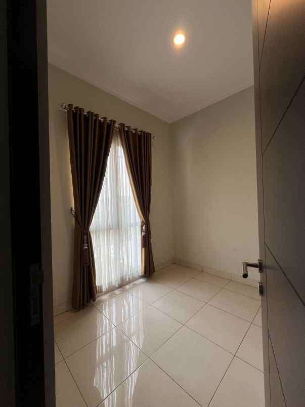 dijual cepat rumah bagus di burgundy summarecon bekasi